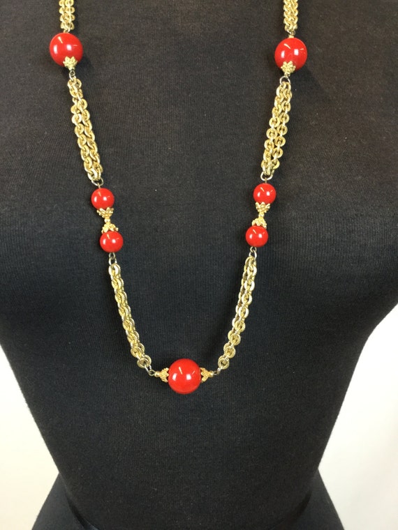 Red bead and textured goldtone chain necklace - image 5