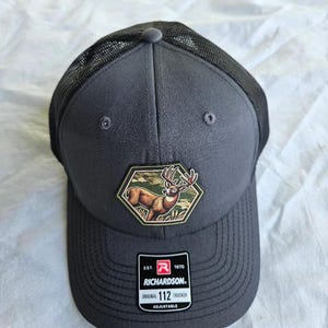 Benutzerdefinierte Richardson 112 Trucker Cap Hut mit graviertem Lederaufnäher &quot;&quot;Deer&quot;&quot; 6 Panel verstellbar für die meisten Größen