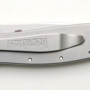 Puede incluir: Un juego de tres tazas de cer&aacute;mica con un acabado mate moteado. Las tazas son de color crema, gris claro y gris oscuro. Cada taza tiene un dise&ntilde;o simple y minimalista.