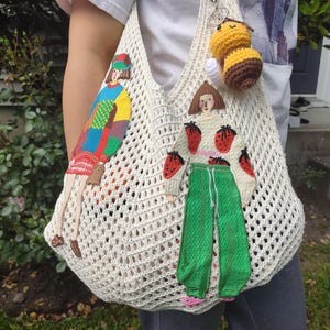 Handgemachte gehäkelte Mesh-Strandtasche mit süßen Mädchen-Applikationen und Bienenanhänger (optional) – Boho-Tasche für Sommer, Wochenmarkt & Reisen