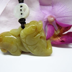 Collar de amuleto de buena suerte de jade amarillo PIXIU (招财貔貅)