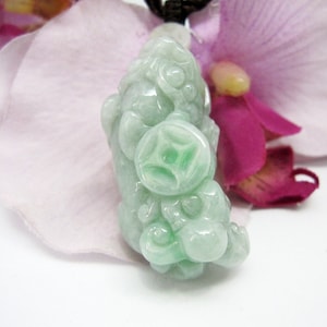 Pixiu de jade tallado = japonés: Hikyū (招财貔貅) Collar de amuleto de buena suerte