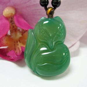 Colar amuleto com pingente de raposa de calcedônia verde 狐狸 (japonês: kitsune)