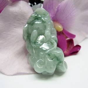 Carved Jade Pixiu  绿飘花 招财貔貅 (Japanese : Hikyū) Good Luck Charm Necklace