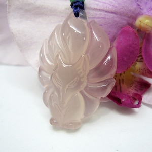 POWERFUL Neun Schwänze Pink Chalcedon Fox gehn zu 尾 色 玉髓 狐 狸 ( Japanisch : kitsune ) Anhänger Amulett Halskette