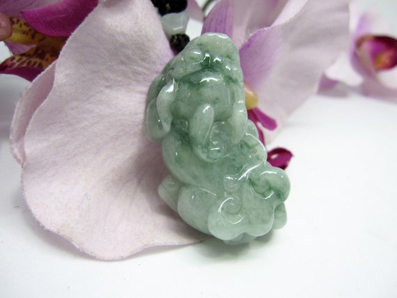 Carved Jade Pixiu 绿飘花 招财貔貅 (japanese : Hikyū) Good