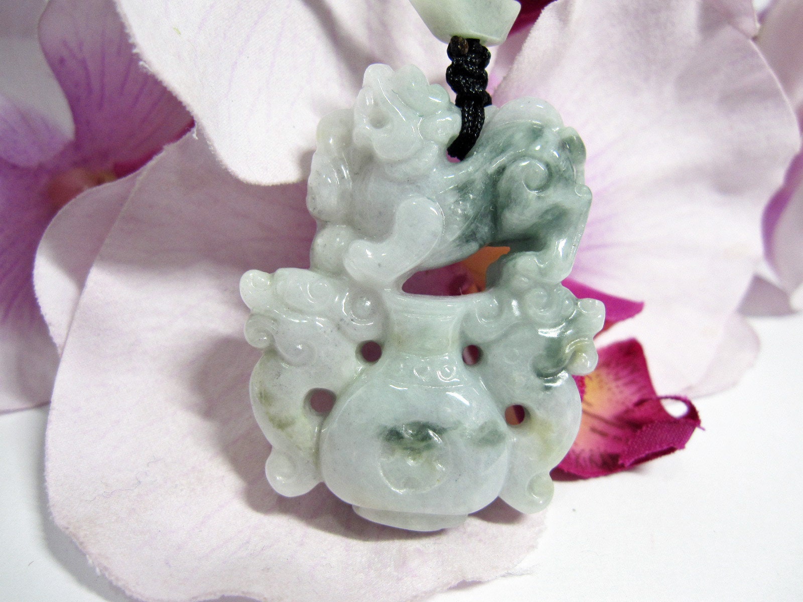 翡翠彫刻ペンダント如意にのる貔貅／ラベンダー