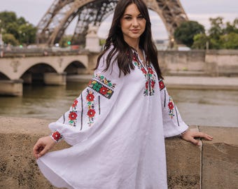 Biała sukienka z kwiatowym haftem, Sukienka lniana, Wyszywanka, Tradycyjna ukraińska sukienka, Sukienka boho, Odzież etniczna, Sukienka w stylu vintage