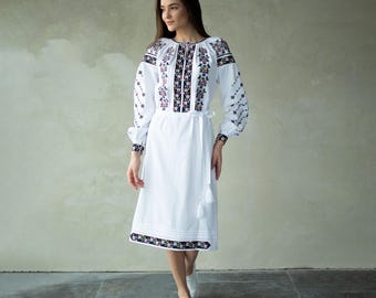 Biała sukienka z kwiatowym haftem, Sukienka bawełniana, Wyszywanka, Tradycyjna ukraińska sukienka, Sukienka boho, Odzież etniczna, Sukienka w stylu vintage