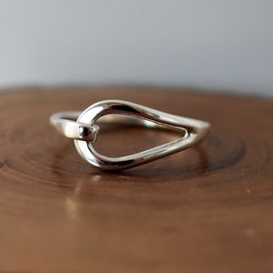 Anello Loop in Argento Sterling Riciclato - Anello Loop in Loop - Anello a Fascia in Argento Scultoreo - Moderno - Sottile - Regalo