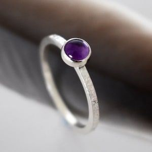 Bague superposable améthyste en argent sterling recyclé - bague superposable avec pierre de naissance de février - cadeau d&#39;anniversaire - violet - texture grain de bois