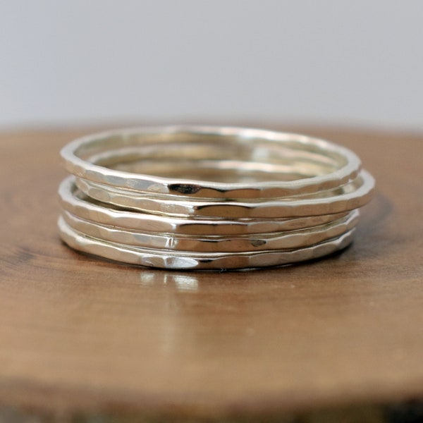 Anillo de apilamiento texturizado de martillo delgado en plata de ley reciclada - anillo apilable delgado - regalo