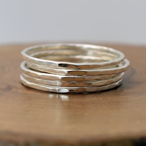 Anillo apilable texturizado de martillo delgado UNO en plata de ley reciclada - Anillo apilable fino - Regalo