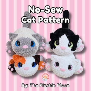 Peut inclure: Quatre jouets en peluche en forme de chat de différentes couleurs, dont gris, noir et blanc, orange et blanc, et blanc uni. L'image comprend le texte "No-Sew Cat Pattern" et "By: The Plushie Place."