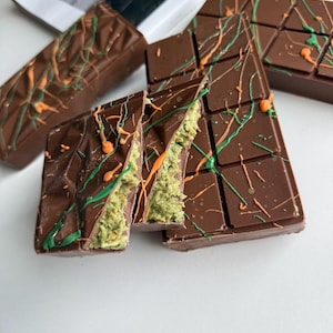 300 g  Dubai Chocolate Bar Pistachio  Chocolate Bar, Kadayif Pistachio Chocolate Bar, Fresh Dubai Chocolate Bar Knafen/Gift for her/him