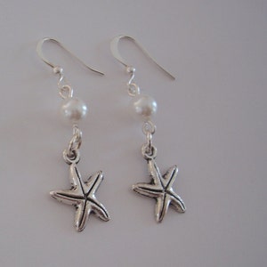 Pendientes de dama de honor, pendientes de estrella de mar, perlas blancas, estrellas de mar plateadas, pendientes de perlas y estrellas de mar, pendientes de boda náutica de playa imagen 2