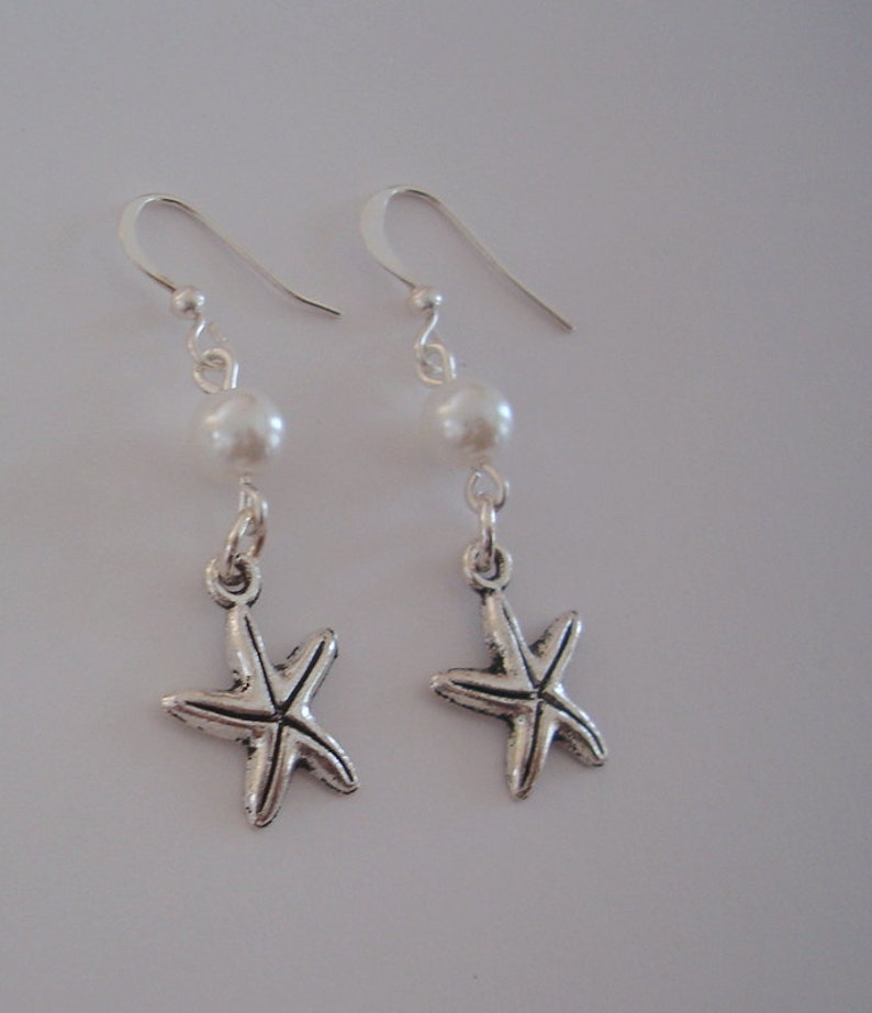 Pendientes de dama de honor, pendientes de estrella de mar, perlas blancas, estrellas de mar plateadas, pendientes de perlas y estrellas de mar, pendientes de boda náutica de playa imagen 2