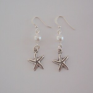 Pendientes de dama de honor, pendientes de estrella de mar, perlas blancas, estrellas de mar plateadas, pendientes de perlas y estrellas de mar, pendientes de boda náutica de playa imagen 1