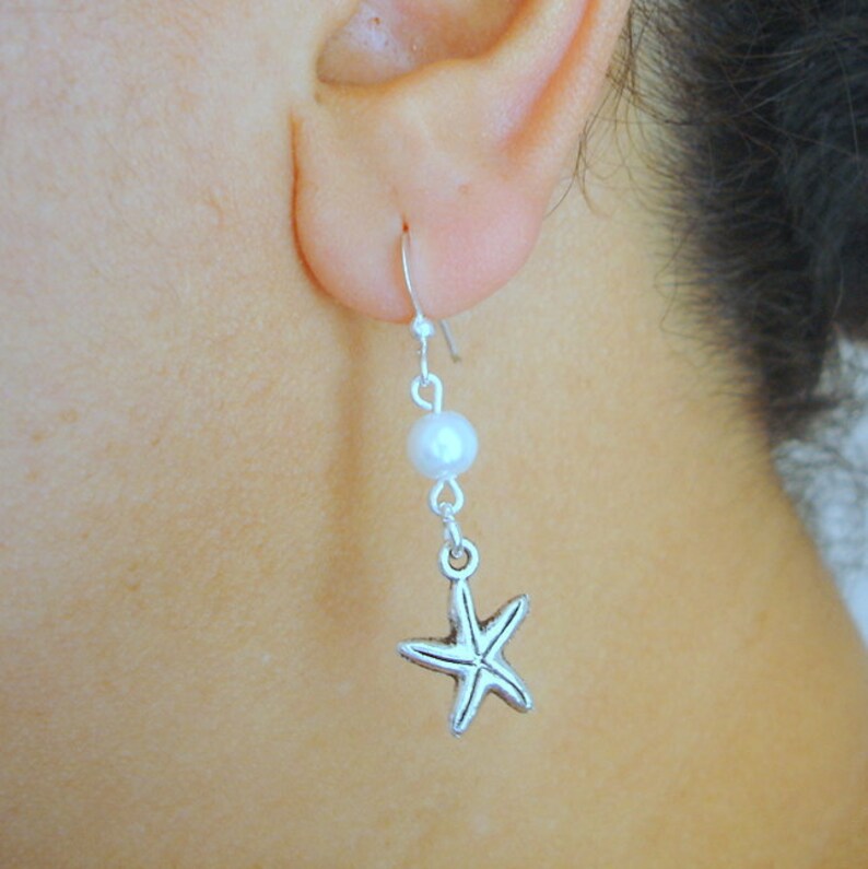 Pendientes de dama de honor, pendientes de estrella de mar, perlas blancas, estrellas de mar plateadas, pendientes de perlas y estrellas de mar, pendientes de boda náutica de playa imagen 3