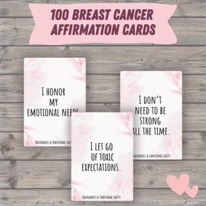 Puede incluir: Un juego de 100 tarjetas de afirmaci&oacute;n sobre el c&aacute;ncer de mama con afirmaciones como "Honro mis necesidades emocionales" y "Dejo ir las expectativas t&oacute;xicas". Las tarjetas tienen un dise&ntilde;o floral y est&aacute;n sobre un fondo de madera.