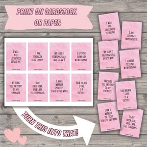 Puede incluir: Tarjetas rosas con citas inspiradoras en texto blanco, como "Soy m&aacute;s fuerte que el c&aacute;ncer". La imagen muestra las tarjetas antes y despu&eacute;s de cortarlas, listas para imprimir en cartulina o papel.