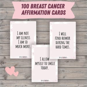 Puede incluir: Un conjunto de tarjetas de afirmaci&oacute;n para pacientes con c&aacute;ncer de mama. Las tarjetas tienen un dise&ntilde;o floral rosa suave y presentan afirmaciones positivas como "No soy mi enfermedad, soy mucho m&aacute;s". La pancarta dice "100 Tarjetas de afirmaci&oacute;n para el c&aacute;ncer de mama."