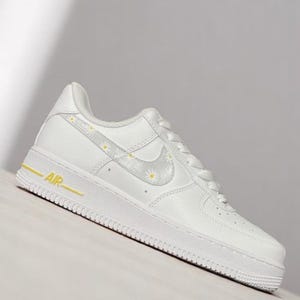 Benutzerdefinierte Air Force 1 Daisy Flower Sneaker, benutzerdefinierte handbemalte Daisy Flower AF1 Schuhe, Kuh gefleckte Schuhe, handbemalter AF1 Sneaker