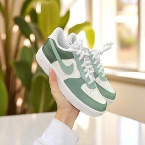 Benutzerdefinierte salbeigrüne Air Force 1-Turnschuhe, handbemalte erdfarbene AF1-Schuhe, minimales ästhetisches Geschenk, personalisierte benutzerdefinierte Turnschuhe