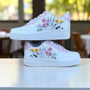 Frühlings-Blumen-kundenspezifische Luftwaffe 1, handgemalte Blumen AF1-Turnschuhe, Pastellrosa-weiße Schuhe, botanisches kundenspezifisches Geschenk für Sie