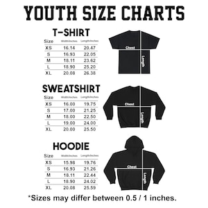 Może przedstawiać: Tabela rozmiar&oacute;w dla dzieci dla t-shirt&oacute;w, bluz i bluz z kapturem. Tabela zawiera wymiary w calach dla szerokości i długości, w rozmiarach od XS do XL. Tekst "Sizes may differ between 0.5 / 1 inches" jest r&oacute;wnież uwzględniony.