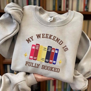 Sweatshirt brodé Mon week-end est complet, Sweatshirt livresque, Sweatshirt amateur de livres, rat de bibliothèque, cadeau de bibliothécaire, cadeau pour lecteur