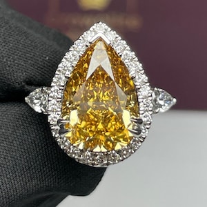 Anillo de compromiso con diamantes cultivados en laboratorio de talla pera: amarillo intenso elegante VS1