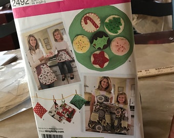 NIP Simplicity Christmas crafts pattern - child &misses aprons, kitchen accessories, felt food (cookies)