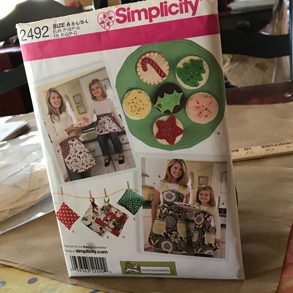 NIP Simplicity Christmas crafts pattern - child &misses aprons, kitchen accessories, felt food (cookies)