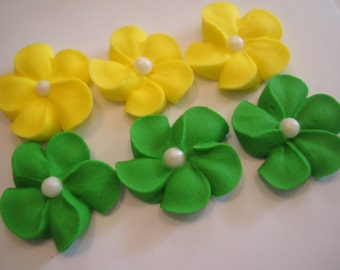 100 royal icing flowers ( 50 yellow, 50 green) Approx. size 3/4” with sugar pearl center