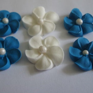 100 royal icing flowers (50 white, 50 royal blue) Approx. size 3/4” with sugar pearl center.