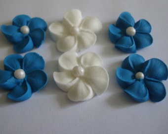 100 royal icing flowers (50 white, 50 royal blue) Approx. size 3/4” with sugar pearl center.