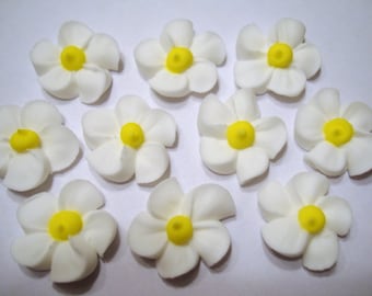 100 white sugar flowers with yellow center Approx. size 3/4”