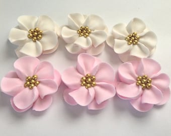 50 royal icing sugar flowers (25 white, 25 light pink) Approx. Size 1.5” with gold sugar center