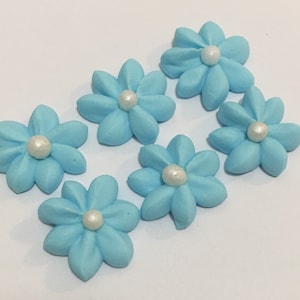 100 light blue daises Approx. size 3/4” with pearl sugar center