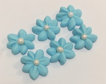 100 light blue daises Approx. size 3/4” with pearl sugar center
