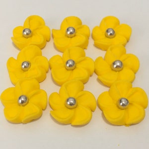 100 yellow royal icing flowers Approx.size 1/2” with silver sugar center