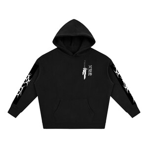 Puede incluir: Una sudadera con capucha negra que presenta un gráfico blanco de una espada en el pecho junto a los caracteres japoneses 天逆鉾. Las mangas están decoradas con un patrón tribal blanco a lo largo de cada brazo, y la prenda incluye un bolsillo canguro frontal.