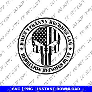 Pode incluir: Design gráfico preto e branco de uma caveira com um design de bandeira americana. A caveira está dentro de um círculo com o texto "When Tyranny Becomes Law, Rebellion Becomes Duty".