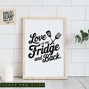 Op de afbeelding: Een witte ingelijste print met zwarte tekst die "Love to the Fridge and Back." luidt. De tekst is in een gestileerd lettertype en bevat een spatels en vork grafiek.
