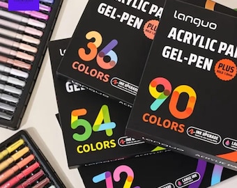 Può includere: Una collezione di penne gel acriliche Languo in vari set, tra cui 36, 54, 72 e 90 colori. Le scatole sono nere con numeri e testo colorati, e le penne sono visibili nei vassoi. Il testo sulle scatole recita "ACRYLIC PA GEL-PEN".