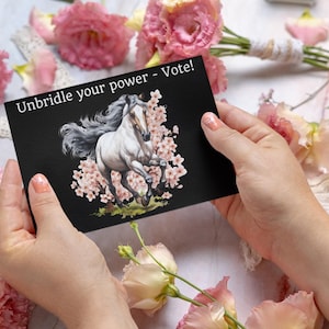 Jolie carte postale « Sortez le vote » avec un cheval au galop et des fleurs roses - Libérez votre pouvoir - Votez