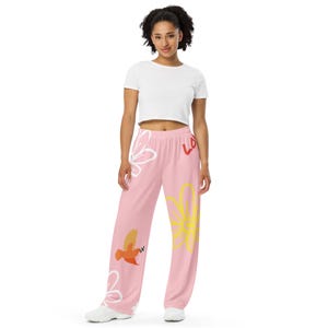 Pantalones anchos Pink Star Bunny. Estos podrían ser los pantalones más cómodos que tengas este año. Úsalos fuera o en casa todo el día.