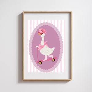 Pu&ograve; includere: Stampa incorniciata con un'oca dei cartoni animati su un monopattino rosa. L'oca indossa un cappello rosa, occhiali da sole e una sciarpa. Lo sfondo presenta strisce rosa e bianche, incorniciate da un ovale smerlato.
