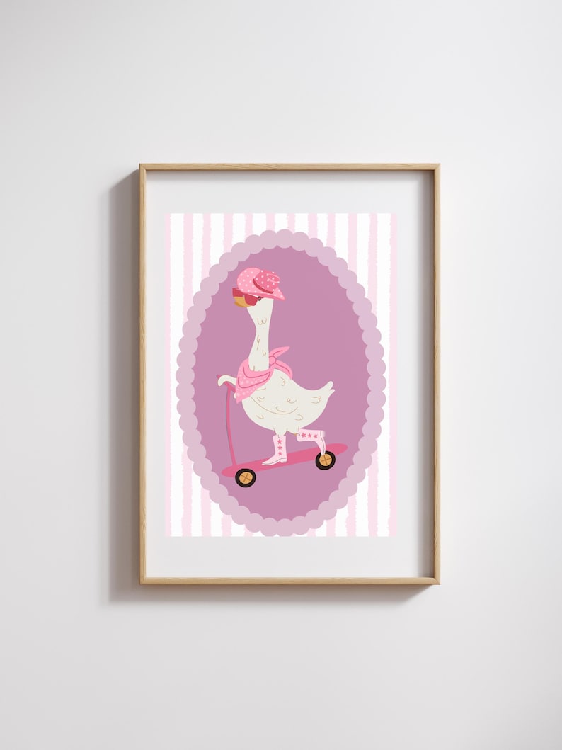 Pu&ograve; includere: Stampa incorniciata con un'oca dei cartoni animati su un monopattino rosa. L'oca indossa un cappello rosa, occhiali da sole e una sciarpa. Lo sfondo presenta strisce rosa e bianche, incorniciate da un ovale smerlato.
